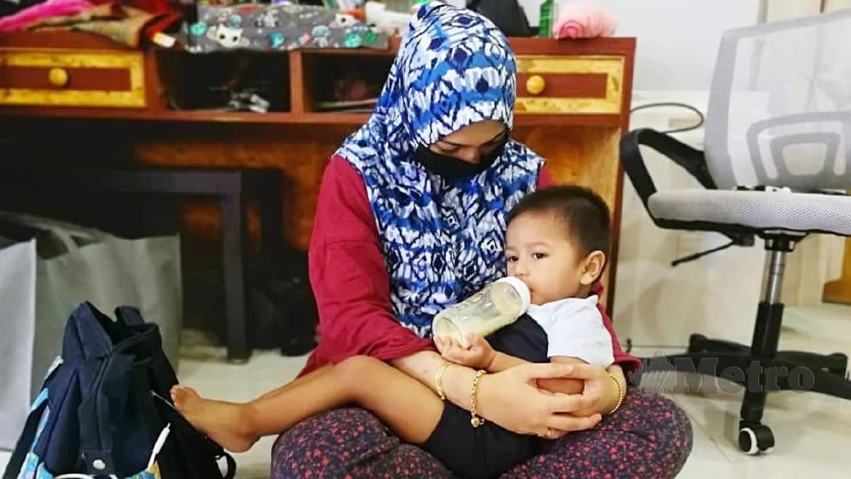 NORAISHAH Ali Khan memangku anak saudaranya Aqeel Zayaan Mohd Zuki selepas kedua-dua ibu bayi itu maut dalam kemalangan. FOTO Rosli Ilham