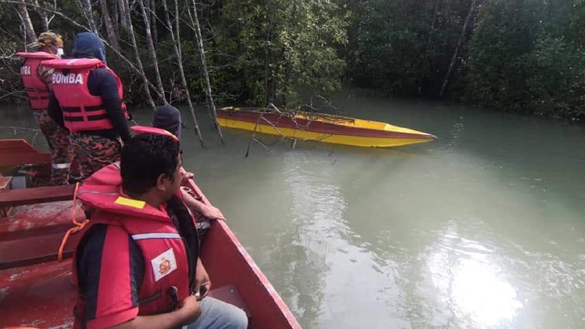 PERAHU mangsa yang ditemui terbalik di Sungai Matamba, Silabukan, Lahad Datu. FOTO ihsan Bomba