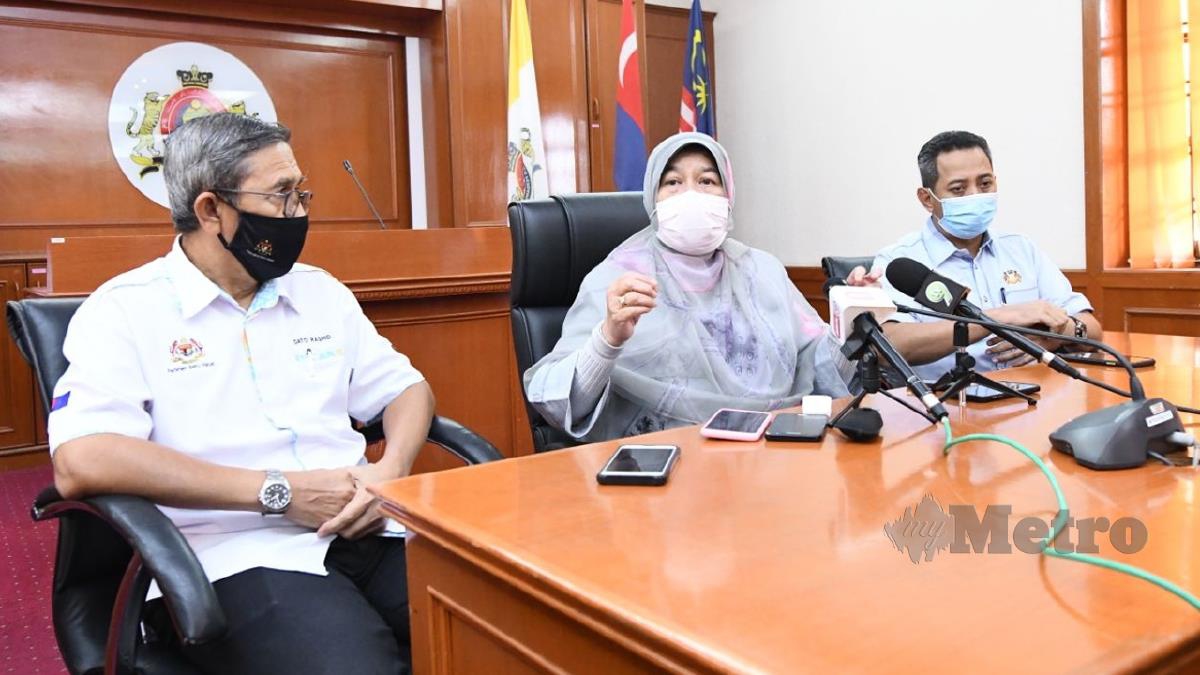DATUK Zuraida Kamaruddin (tengah) ketika sidang media Sesi Lawatan Kerja Di Majlis Perbandaran Batu Pahat (MPBP), Batu Pahat. FOTO Essa Abu Yamin