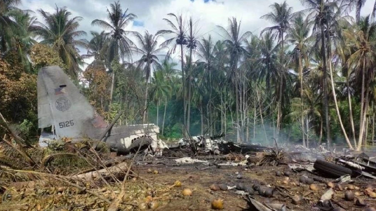 LOKASI kejadian pesawat C-130 Hercules yang terhempas, semalam. FOTO Pasukan Petugas Khas Bernama-Sulu