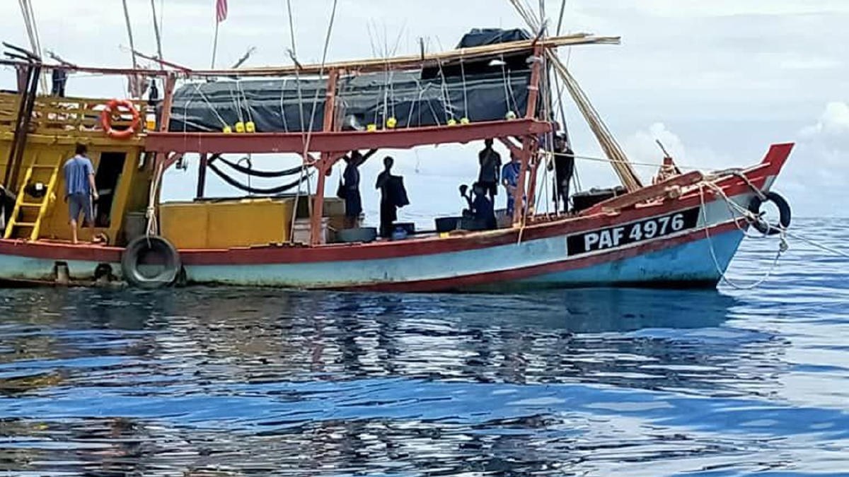 SEBUAH daripada tiga bot yang ditahan oleh Maritim Malaysia Pahang kira-kira 20 batu nautika timur Kuala Kuantan, Kuantan. FOTO ihsan Maritim Malaysia