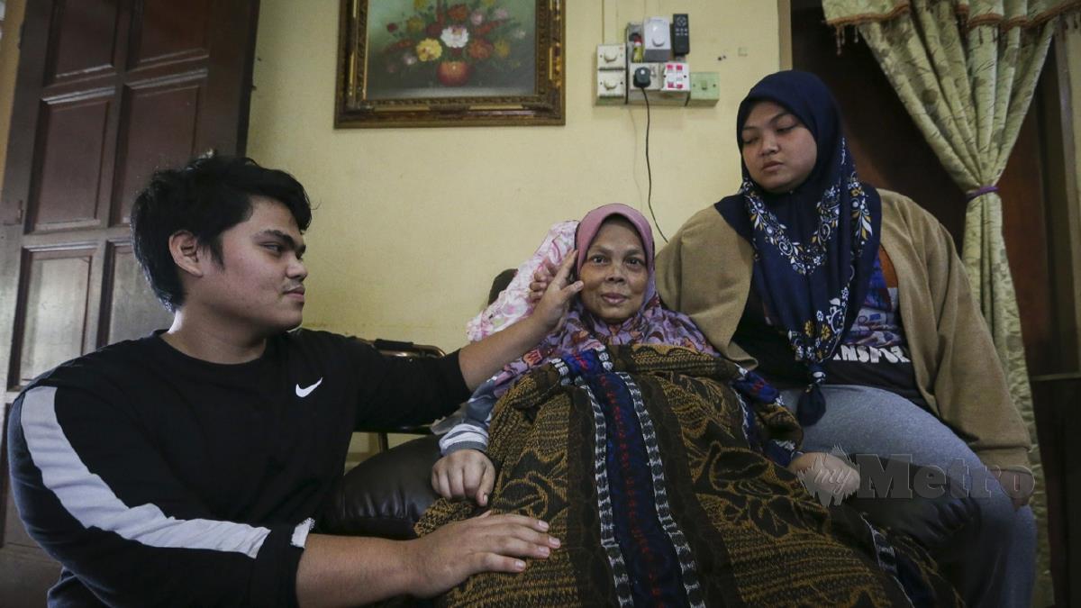 FARAH (kanan) dan adiknya Mohd Ikmal (kiri) yang terpaksa berhenti tahfiz sejak tahun lalu untuk menjaga ibunya Siti Zaiton Zainudin (tengah). FOTO Azrul Edham Mohd Aminuddin