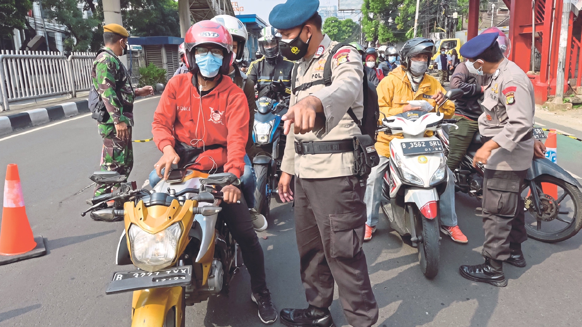 INDONESIA meningkatkan kawalan lebih ketat terhadap pergerakan warganya bagi mengekang penularan pandemik yang mencatat lebih 50,000 kes sehari.