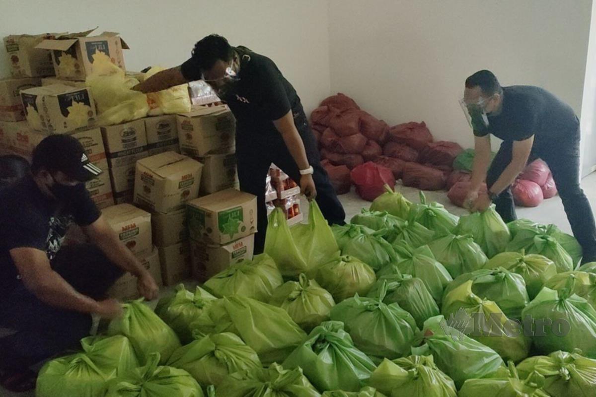 ANTARA barangan keperluan asas makanan untuk orang ramai di Food Bank Jalan Datuk Kumbar. FOTO Zuliaty Zulkiffli