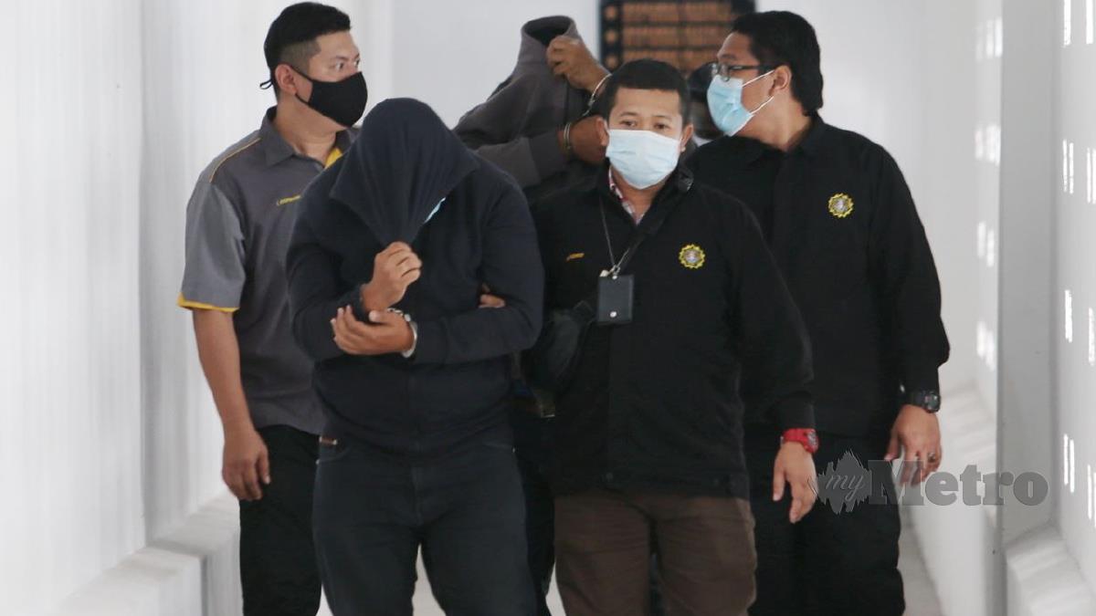 SEORANG pegawai kanan polis dan tiga anggota yang direman bagi membantu siasatan kes rasuah sebanyak RM200,000 daripada pasangan pengedar dadah. FOTO Nik Abdullah Nik Omar
