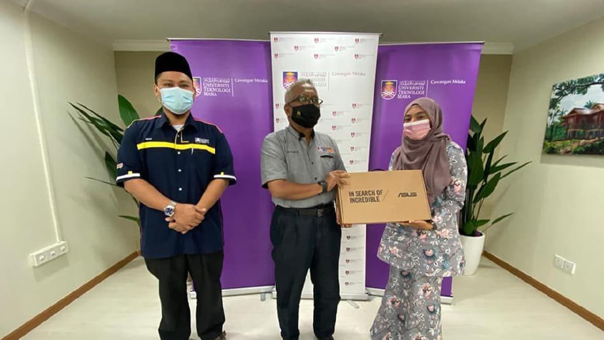 ABD Halim Md Noor (tengah) dan Muaz Mohd Noor (kiri) ketika menyampaikan sumbangan laptop kepada pelajar UiTM Melaka. FOTO UiTM Melaka