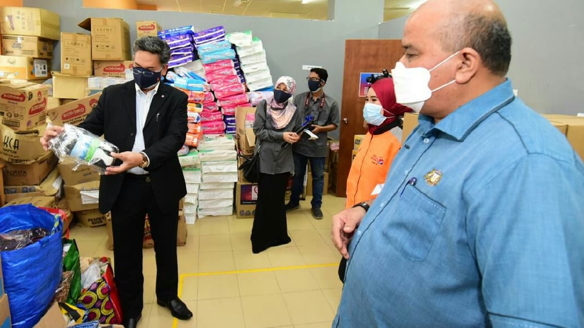 DATUK Abdul Rahman Salleh (kanan) dan Ahmad Solihin Mohamed Yusoff, memeriksa sumbangan barang keperluan oleh syarikat Lotte Chemical Titan (M) Sdn Bhd. FOTO ihsan Hospital Permai