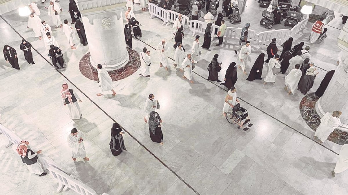 JEMAAH haji memakai pelitup muka ketika mengerjakan ibadat di Makkah, semalam.