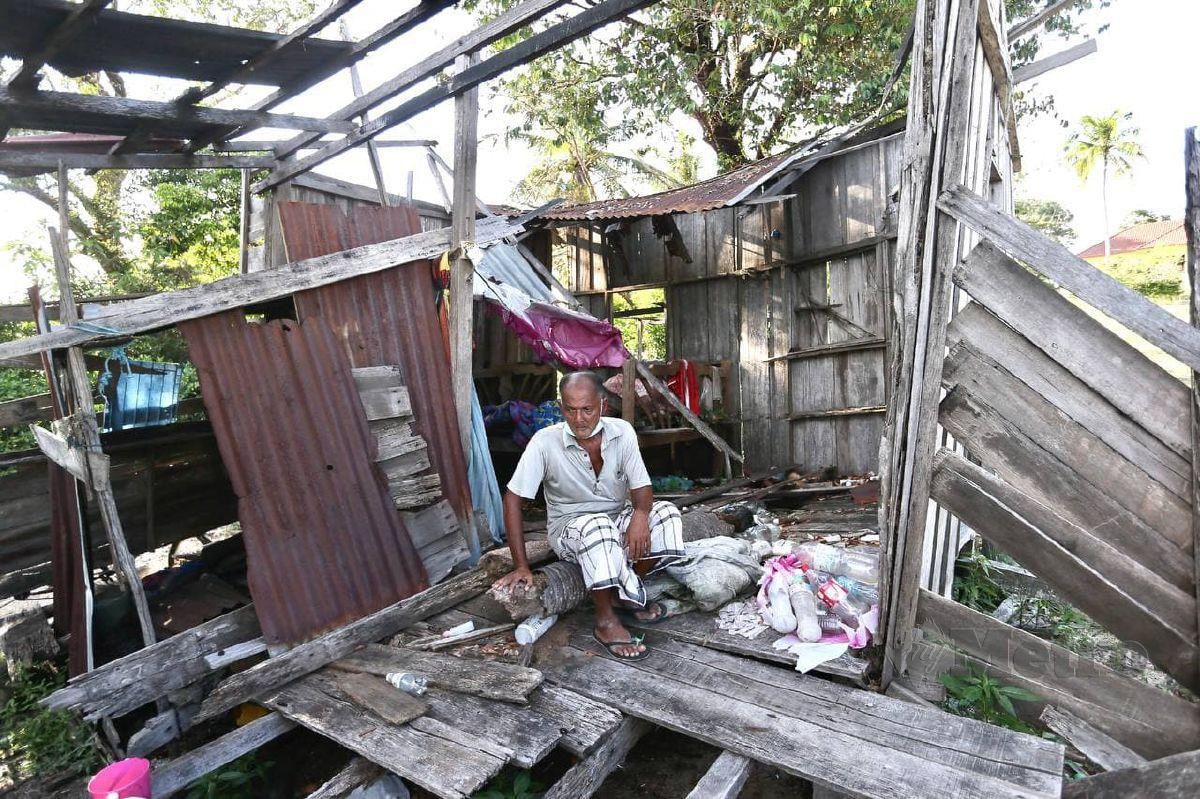 MUHAMMAD Yahya yang tinggal  pondok usang yang serba kekurangan itu menjadi tempat berehat sejak lima tahun lalu  ketika ditemui di Kampung Teluk Bayu, Kuala Besut. FOTO Ghazali Kori