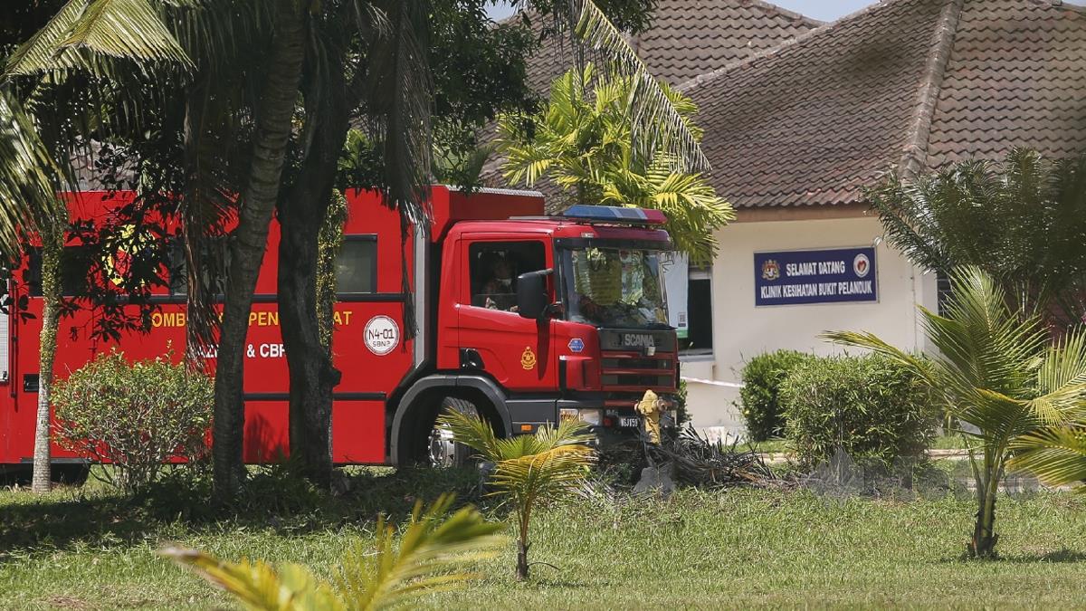 SEBUAH kenderaan bomba keluar dari Klinik Kesihatan Bukit Pelandok susulan seorang petugas kesihatan Klinik Kesihatan Bukit Pelandok meninggal dunia. FOTO Azrul Edham Mohd Aminuddin