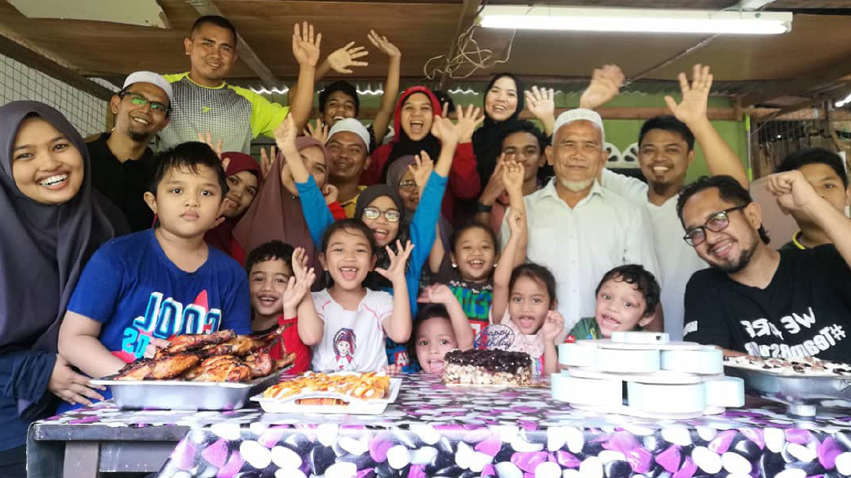 KELUARGA Nur Shafika ketika merayakan hari jadi bapa dan ibunya.
