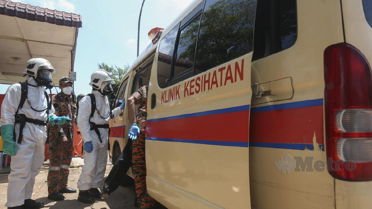 PASUKAN HAZMAT membuat pemeriksaan pada sebuah ambulans yang dipercayai mengalami kebocoran gas. FOTO Azrul Edham Mohd Aminuddin