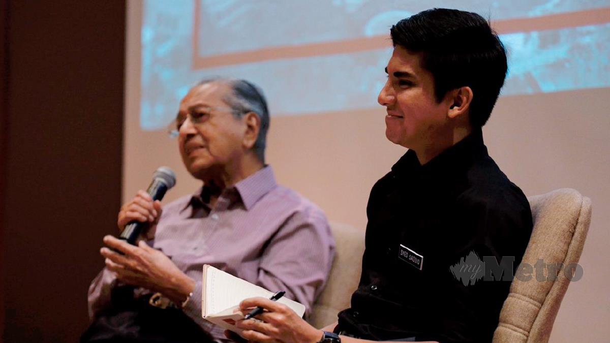 TUN Dr Mahathir Mohamad bersama Syed Saddiq Syed Abdul Rahman. FOTO arkib NSTP