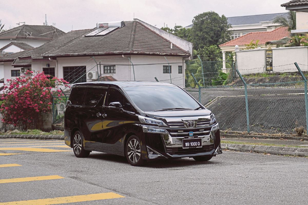SEBUAH kenderaan rasmi yang dipercayai membawa seorang menteri dilihat masuk di kawasan kediaman Perdana Menteri Tan Sri Muhyiddin Yassin di Bukit Damansara  pada jam 1.00 petang hari ini.  FOTO Bernama