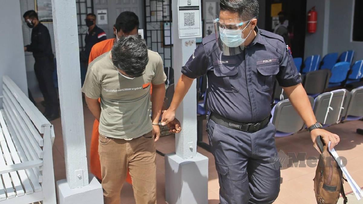 MOHAMAD Azmanuddin Embong dihadapkan ke Mahkamah Majistret Marang atas pertuduhan mengedar dan memiliki dadah jenis methamphetamine. FOTO Ghazali Kori