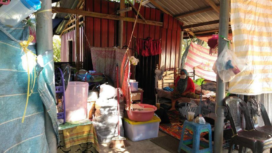 KEADAAN dalam bangsal yang didiami tiga beranak itu sejak lebih setahun lalu selepas berpindah dari rumah sewa. FOTO Siti Rohana Idris