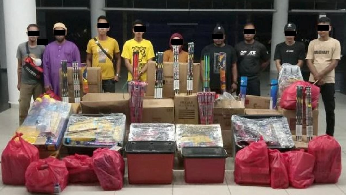 Sembilan individu ditahan bersama mercun bernilai RM30,000 yang dirampas dalam serbuan sekitar Kota Tinggi. FOTO Ihsan Polis