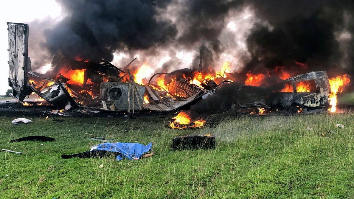 KEDUA-dua kenderaan bertembung dan terbakar FOTO AFP/MEXICAN ARMY