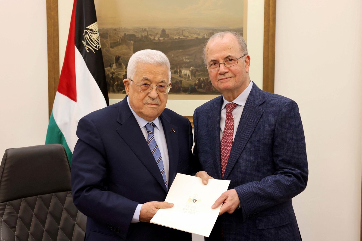 Presiden Palestin Mahmoud Abbas (kiri) melantik Mohammad Mustafa sebagai Perdana Menteri Palestin. FOTO Pejabat Presiden Palestin via REUTERS