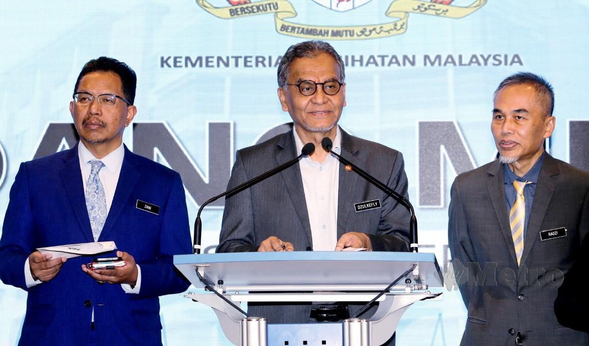 Menteri Kesihatan, Datuk Seri Dr Dzulkefly Ahmad ketika sidang media selepas Mesyuarat Jawatankuasa Kabinet Menangani Denggi di Putrajaya bersama Datuk Seri Dr Zaini Ujang (kiri), dan Datuk Dr Muhammad Radzi Abu Hassan. FOTO MOHD FADLI HAMZAH