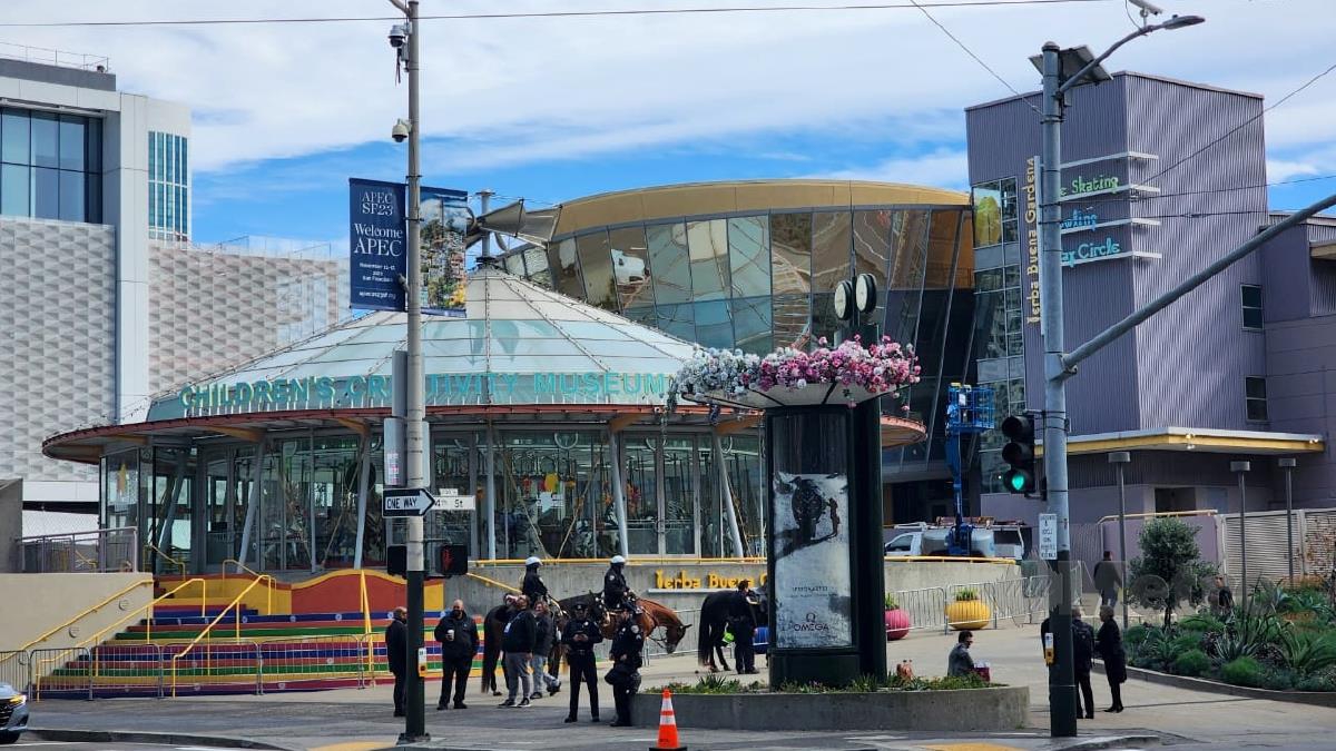 Polis berkawal di sekitar Moscone Center, lokasi Mesyuarat kali ke-30 forum APEC yang dijadual berlangsung dari 14-17 November. - FOTO Sharanjit Singh