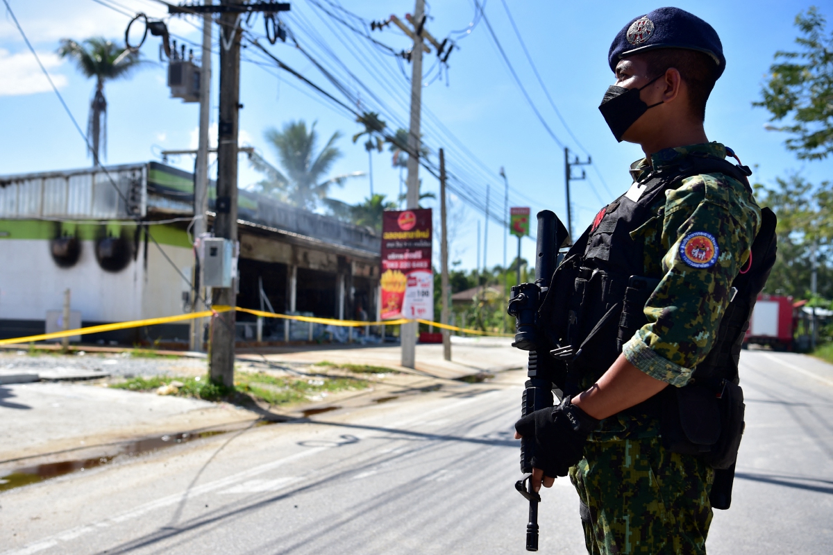 FOTO fail pada 17 Ogos 2022 menunjukkan tentera Thailand mengawal kedai serbaneka yang rosak susulan satu serangan di wilayah Narathiwat. Selatan Thailand sering dikejutkan dengan insiden keganasan. FOTO AFP