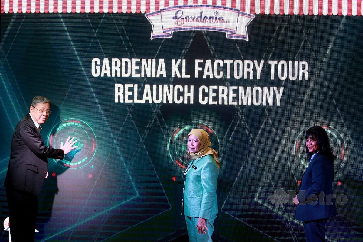 NANCY  (tengah) diiringi Chin Huat (kiri) merasmikan Program Gardenia KL Factory Tour Relaunch Ceremony di Gardenia Bakeries (KL) Sdn Bhd, Shah Alam.