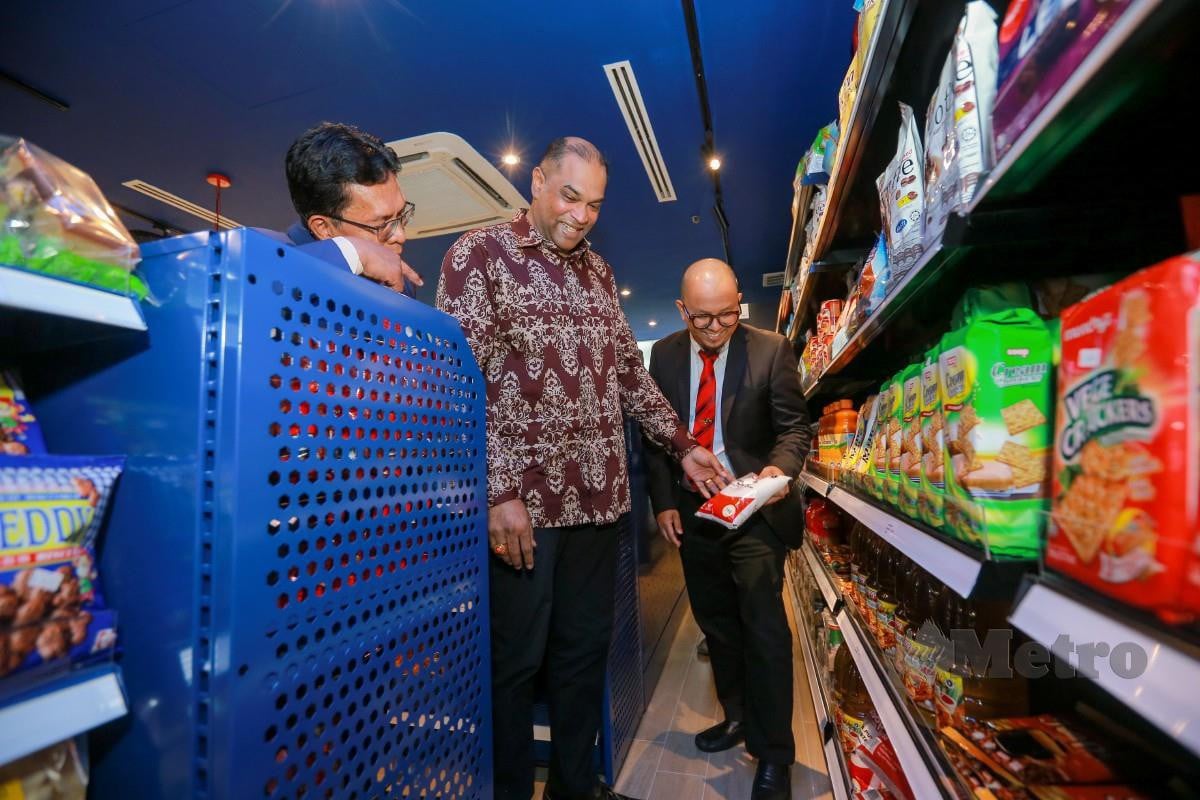 Timbalan Menteri Pembangunan Usahawan dan Koperasi (KUSKOP), Datuk R Ramanan (tengah) ketika membuat lawatan ke Suruhanjaya Koperasi Malaysia (SKM). - FOTO NSTP/Asyraf Hamzah