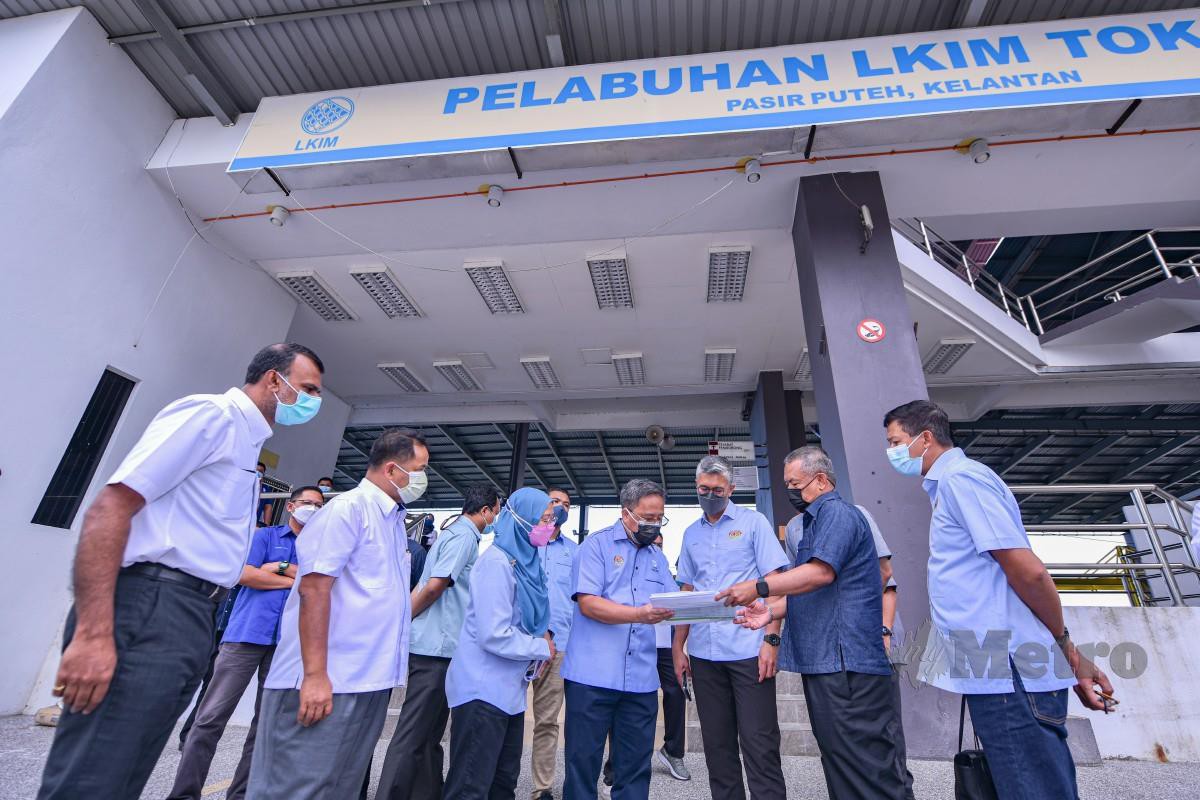 Tengku Zafrul melawat kompleks LKIM dan Pangkalan Bekalan Tok Bali (TBSB) sempena Jelajah Bajet 2022 di Kelantan.