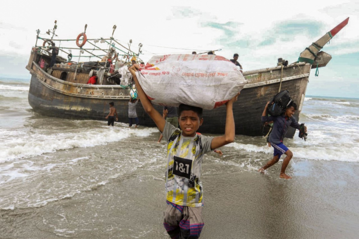 Sebahagian 50 etnik Rohingya yang tiba di pantai Lampanah, Aceh Besar. - FOTO AFP