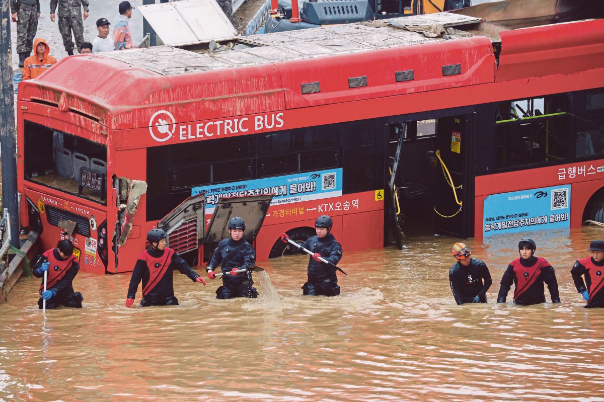 PASUKAN penyelamat di lokasi laluan yang ditenggelami air susulan hujan lebat di Cheongju, Korea Selatan. FOTO Reuters 