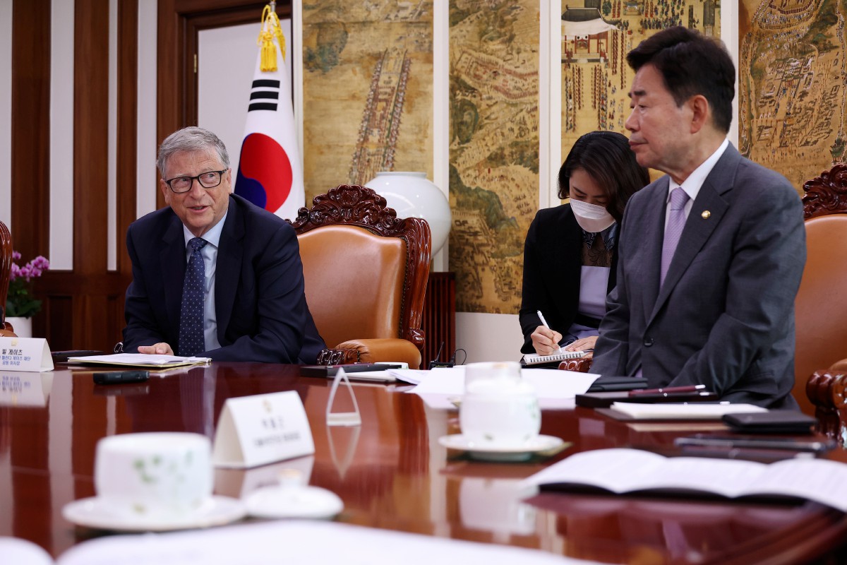 Gates (kiri) bersama Kim Jin-pyo. - FOTO EPA