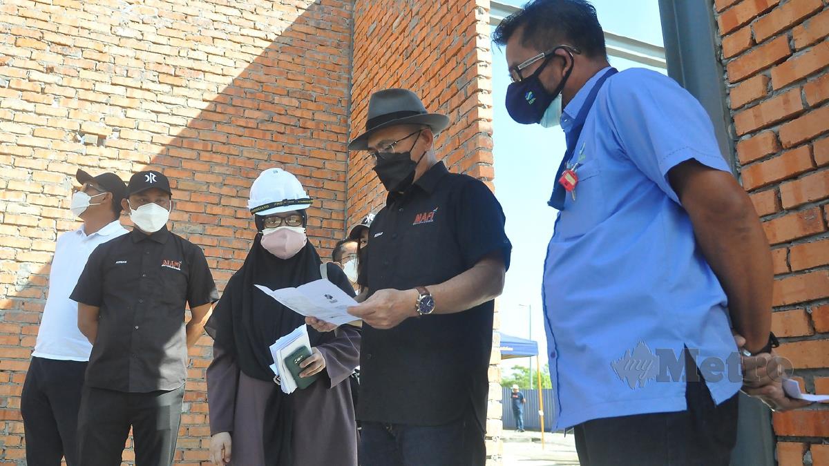 DATUK Seri Dr Ronald Kiandee pada sidang media selepas meninjau pelaksanaan projek pembinaan Pusat Pemprosesan Buah-Buahan di Pejabat FAMA Negeri Sabah hari ini. FOTO Mohd Adam Arinin