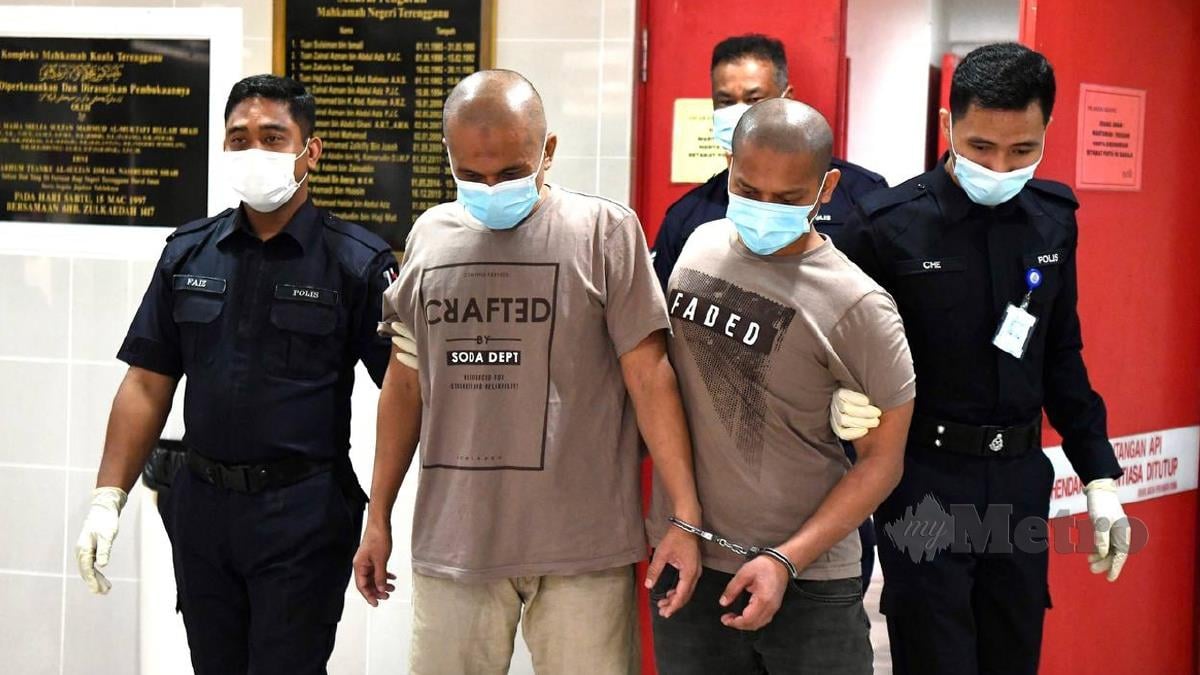 FAIZOL Aznan dan Mohd Riduan digantung sampai mati di Mahkamah Tinggi Kuala Terengganu hari ini atas pertuduhan membunuh rakan mereka dengan memukul mangsa menggunakan kayu dan dan topi keledar. FOTO Ghazali Kori