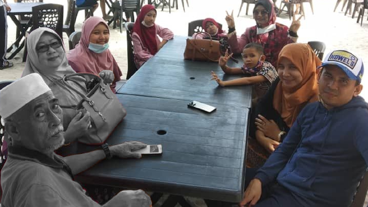 GAMBAR kenangan Koperal Mohd Shahrulrizal (kanan sekali, baju biru) bersama arwah ibu dan bapa ketika mereka bercuti di Langkawi pada Jun tahun lalu. FOTO ihsan KELUARGA