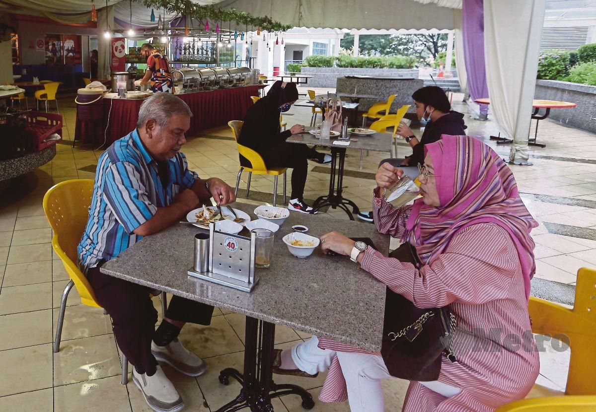 ANTARA pelanggan yang menikmati juadah di Mana Cafe, Puteri Harbour, Johor. FOTO Nur Aisyah Mazalan