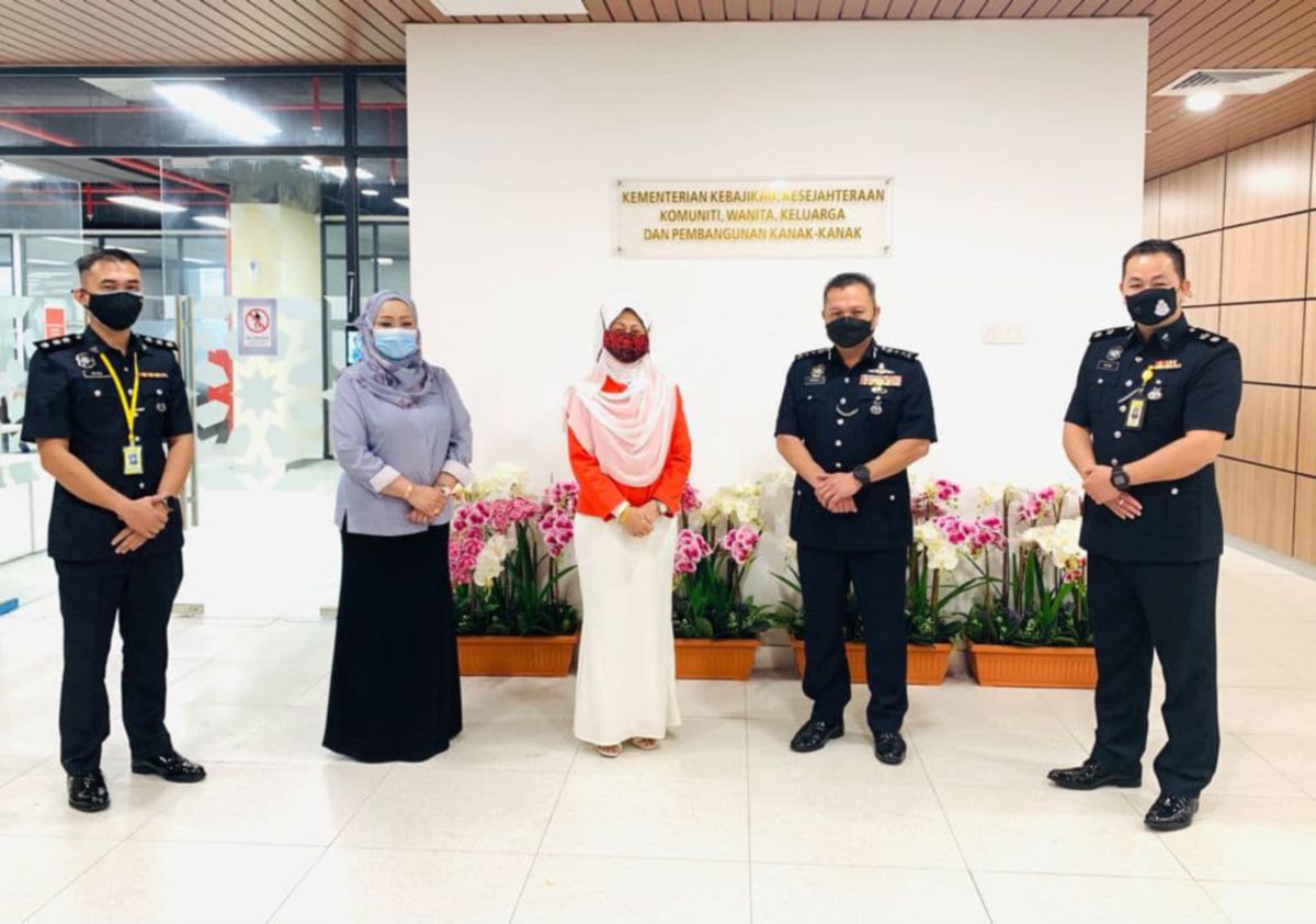 DATUK Sri Fatimah Abdullah(tengah) menerima kunjungan hormat Timbalan Pesuruhjaya Polis Sarawak,Deputi Komisioner Mancha Ata(dua kanan) hari ini. FOTO Norsyazwani Nasri