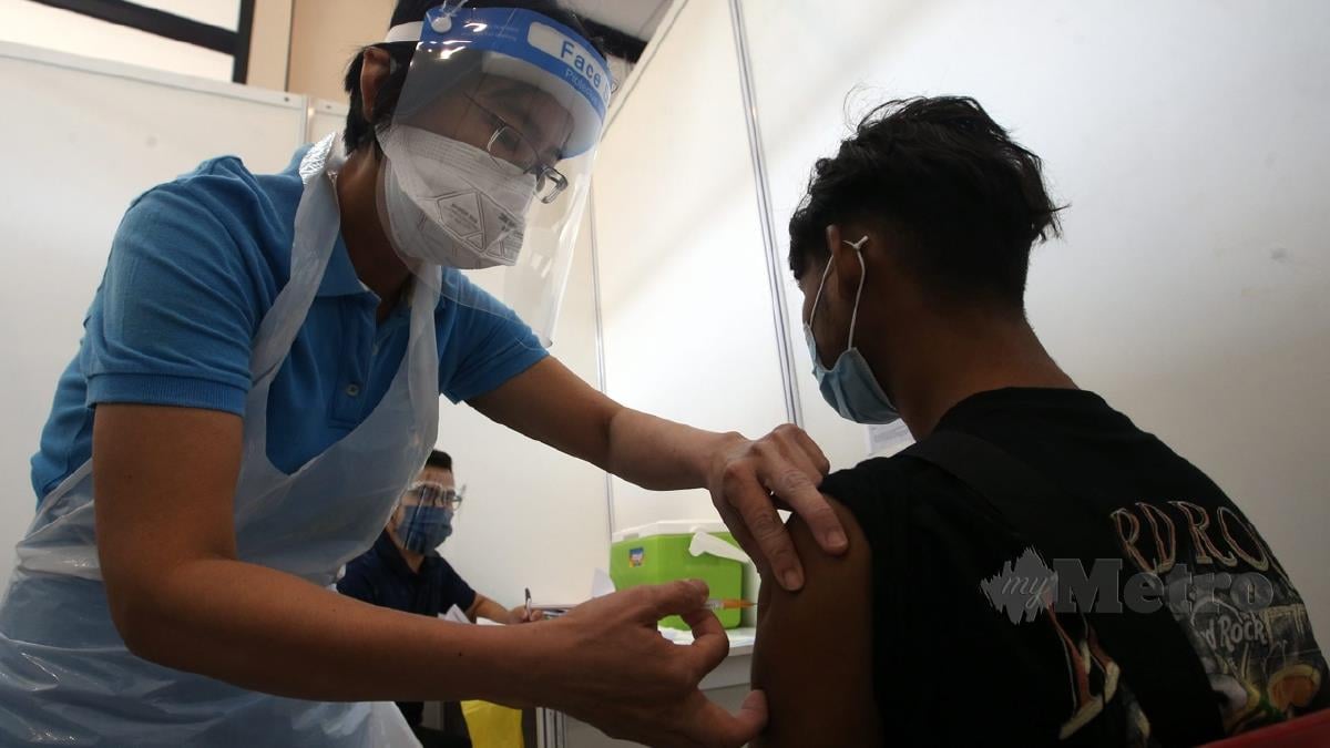 ANTARA pekerja dalam sektor peruncitan yang hadir untuk menerima suntikan vaksin Covid-19. FOTO Danial Saad 