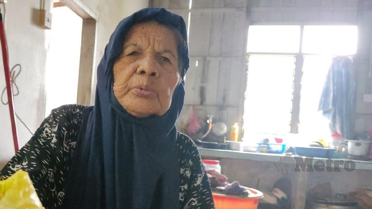 TOK Mun atau Maimun Jusoh, 102, tidak sabar nak ambil vaksin ketika ditemui di rumahnya di Kampung Atas Tol. FOTO Zaid Salim