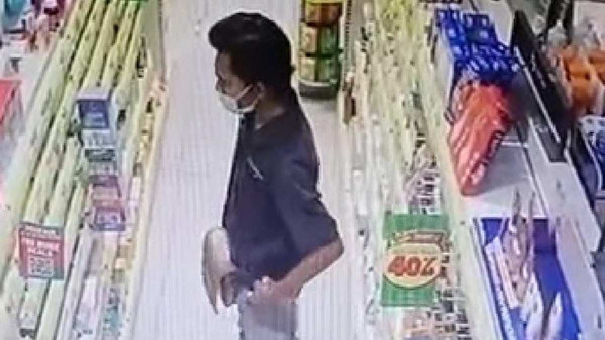 TANGKAP layar video menunjukkan seorang lelaki mencuri barang di premis kecantikan dan kesihatan sebuah pasar raya di daerah ini, semalam. FOTO ihsan FB POLIS KUALA SELANGOR 