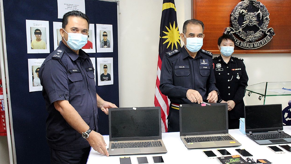 DATUK Abdul Majid Mohd Ali menunjukkan barangan yang dirampas. FOTO ihsan polis