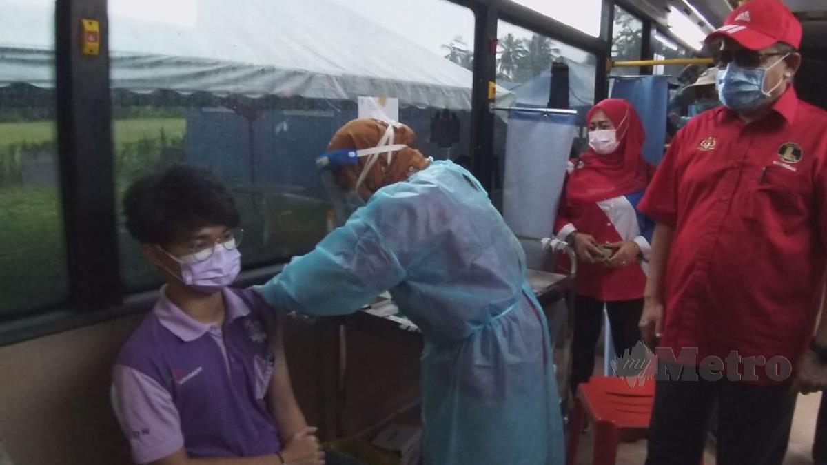 DATUK Seri Shahidan Kassim meninjau perjalanan pemberian vaksin kepada orang ramai menerusi Program MOVAK di Pusat Khidmat Ahli Parlimen Arau di Kubang Gajah, Arau. FOTO Aizat Sharif