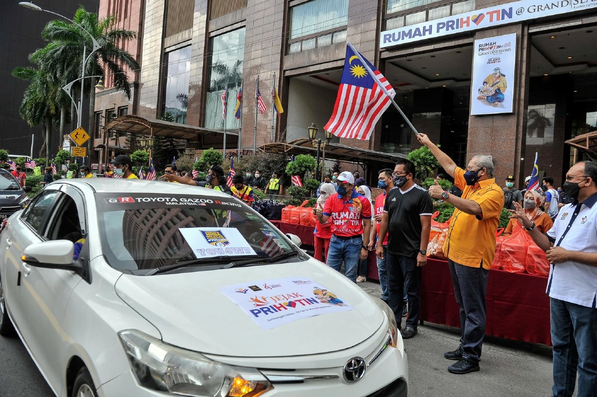TAN Sri Annuar Musa (dua kanan) melepaskan konvoi kenderaan sukarelawan Jejak Prihatin pada Program Kasih Merdeka@ Rumah Prihatin di Grand Season, Jalan Pahang hari ini. FOTO Bernama
