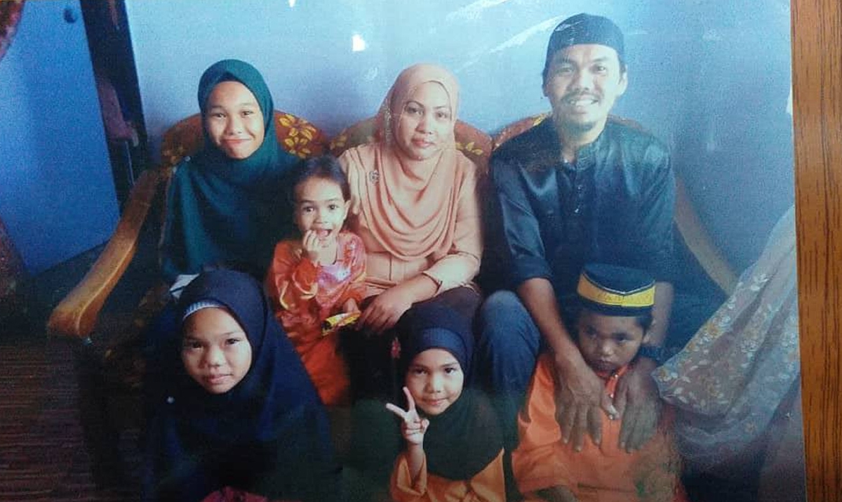 GAMBAR kenangan Roslinawati bersama anaknya Siti Nur Azizah (kiri atas) dan empat lagi anaknya serta arwah suami pada 2018.