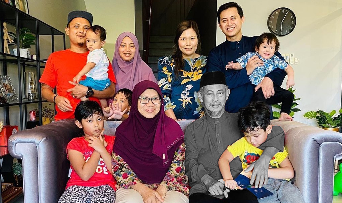 FOTO kenangan keluarga Muaz (berdiri belakang kanan, baju biru) bersama Allahyarham bapanya, Mohamed (duduk, baju merah).