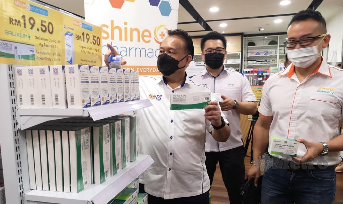DATUK Seri Alexander Nanta Linggi dan Pengarah KPDNHEP Sarawak memeriksa harga kit ujian pantas antigen COVID-19 di Kuching, hari ini. FOTO Mohd Roji Kawi