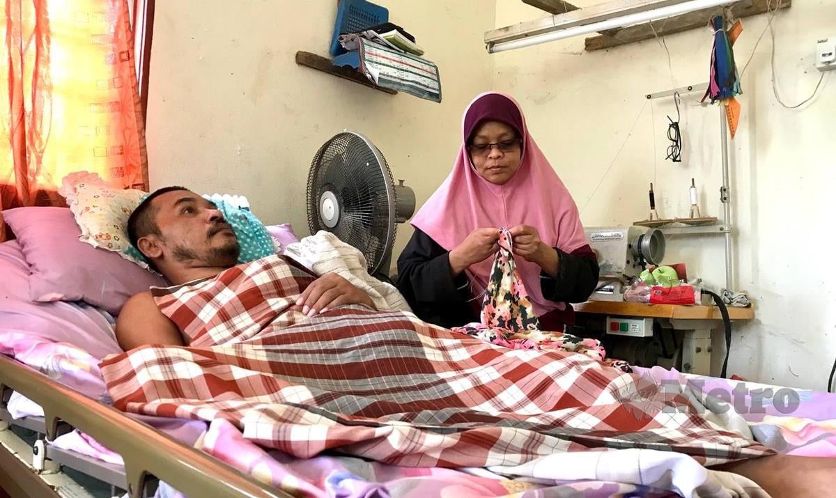 HASNIZA (kanan) yang juga OKU fizikal mengambil upah menjahit untuk menyara keluarga selepas suaminya terlantar sakit. FOTO Hazira Ahmad Zaidi