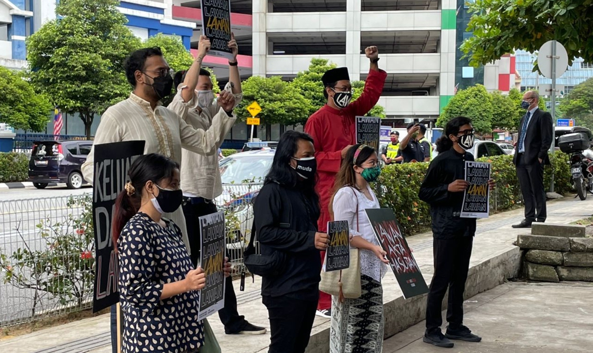 TUJUH aktivis Sekretariat Solidariti Rakyat (SSR) hadir ke IPD Dang Wangi hari ini, untuk dirakam keterangan berkaitan himpunan kedua #Lawan yang dibatalkan pada 21 Ogos lalu.