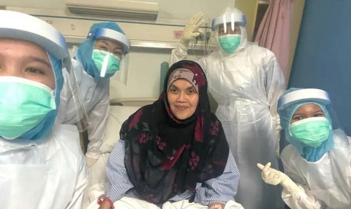 AISHAH bersama jururawat di Hospital Ampang, Kuala Lumpur.