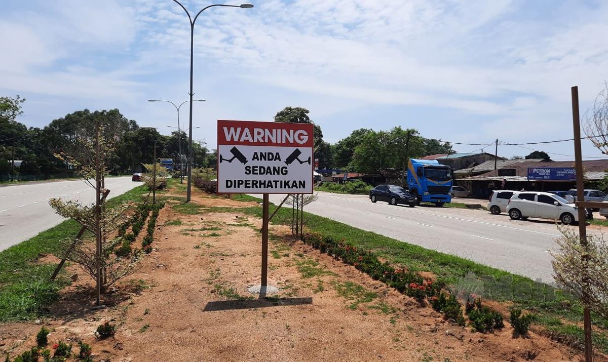 PAPAN tanda amaran dipasang di Jalan Kuantan-Gambang, dekat Taman Tas, Kuantan. FOTO Asrol Awang